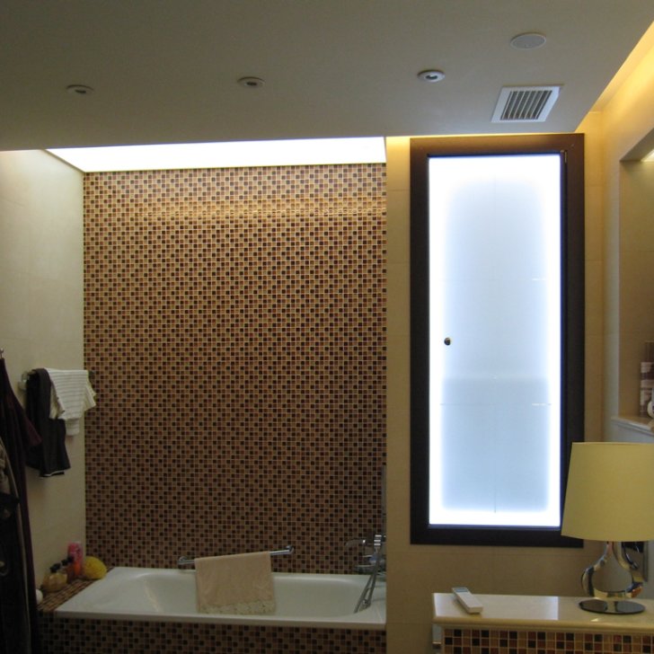 Санузел со скрытым светодиодным освещением и подсветкой шкафчика