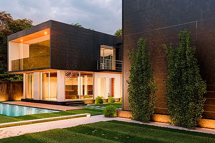 Световые линии в оформлении ландшафта виллы с бассейном