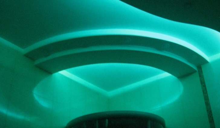 Подсветка светодиодной лентой RGB установленной за карнизом