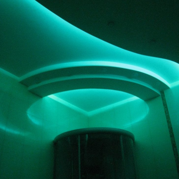 Подсветка светодиодной лентой RGB установленной за карнизом