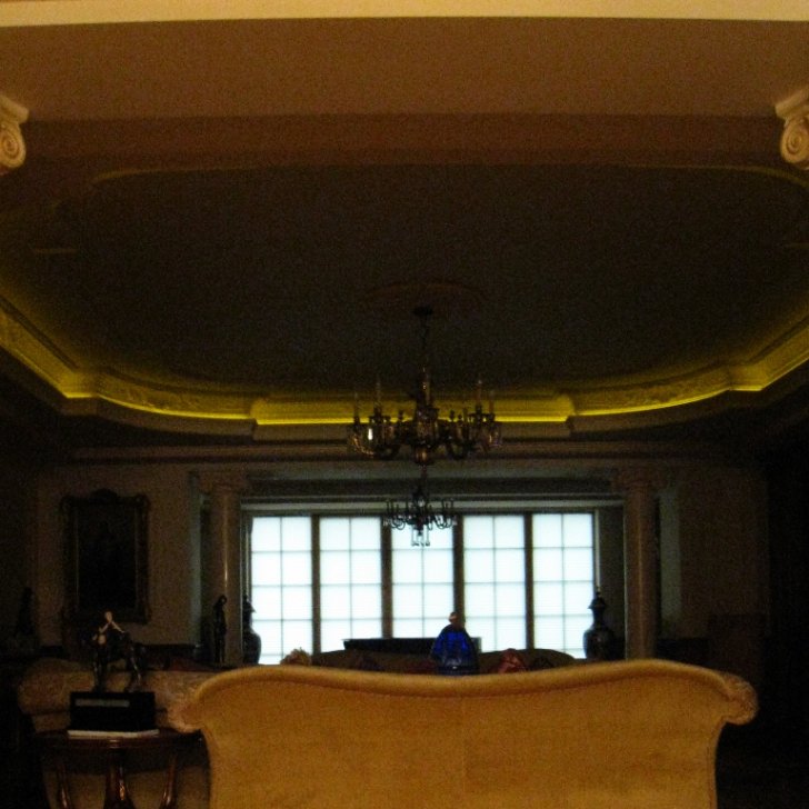 Светодиодная лента Arlight за карнизом для подсветки в гостиной