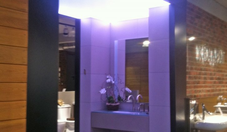 Многоцветная светодиодная подсветка демонстрационного павильона сантехники