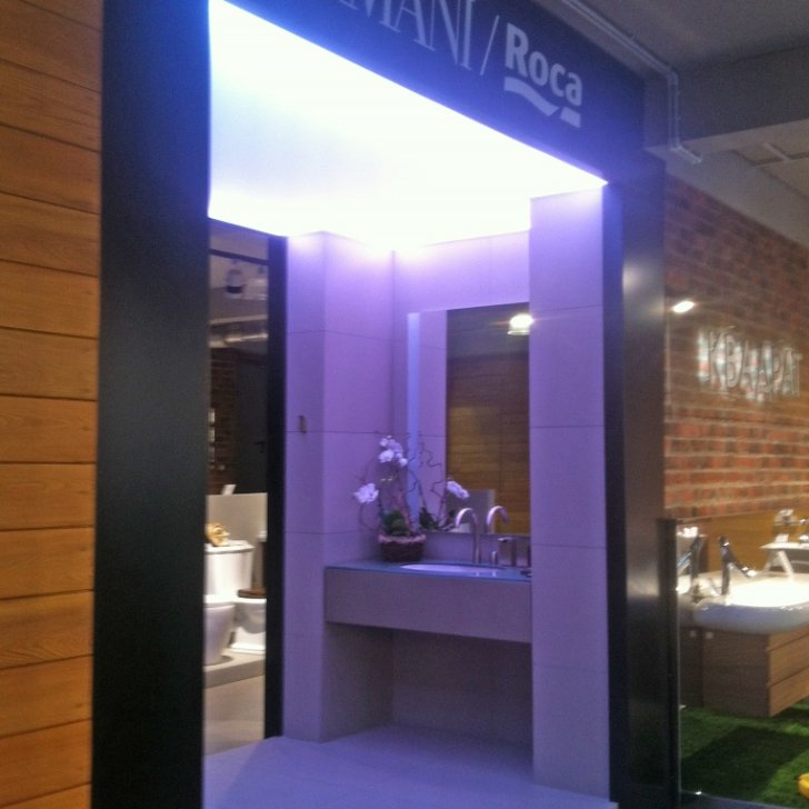 Многоцветная светодиодная подсветка демонстрационного павильона сантехники