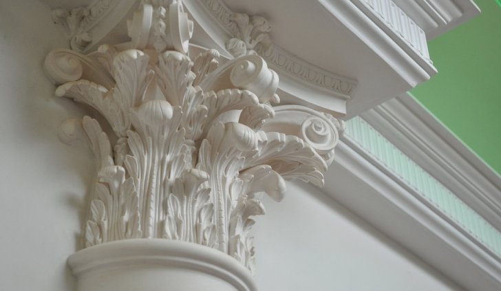 Декоративная колонна и карниз из полиуретана