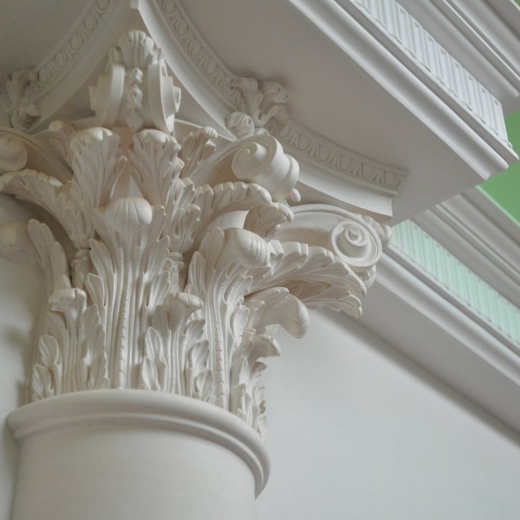 Декоративная колонна и карниз из полиуретана