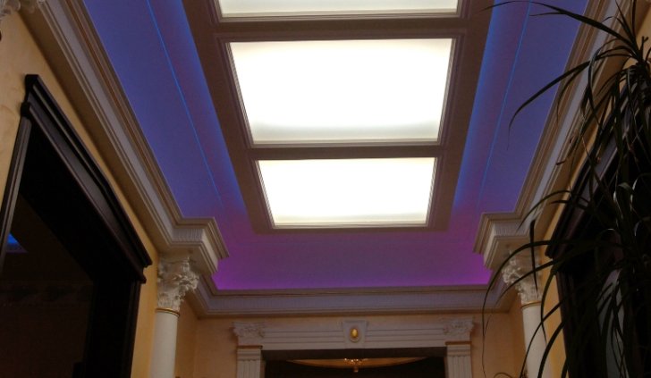 Многоцветная светодиодная подсветка карниза