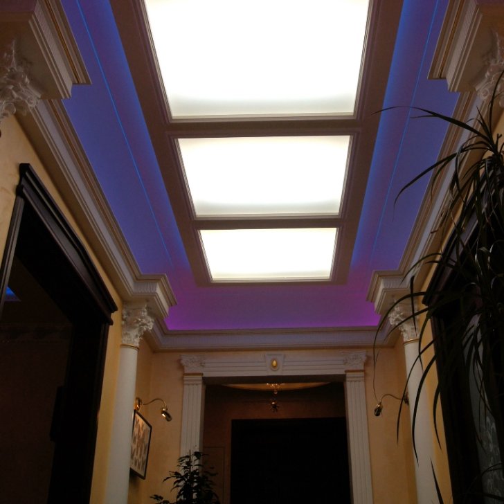 Многоцветная светодиодная подсветка карниза