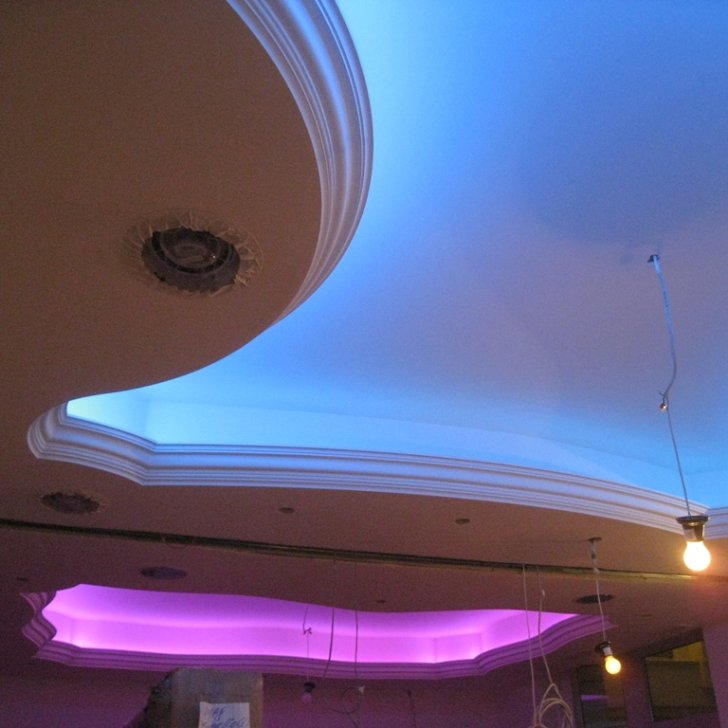 Многозонная светодиодная многоцветная подсветка потолка, управляемая с одного пульта