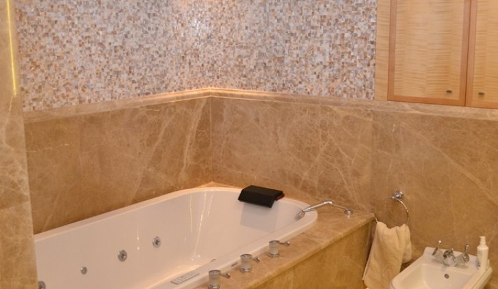 Герметичная светодиодная лента Arlight в подсветке ванны