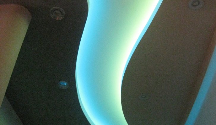 Многоцветное RGB освещение в коридоре