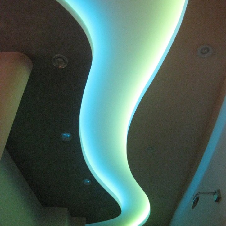 Многоцветное RGB освещение в коридоре