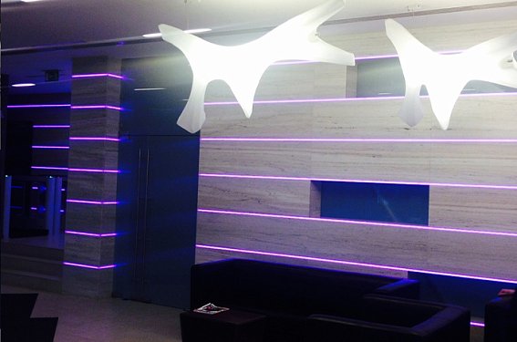 Светодиодная подсветка ресепшена в Бизнес-центре «Хамелеон»