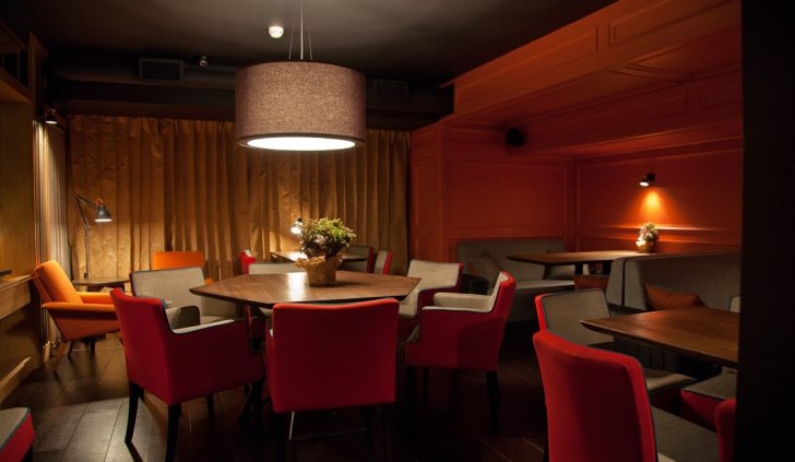 Светодиодное освещение в зале ресторана