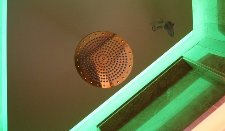 Душевая с многоцветной светодиодной подсветкой