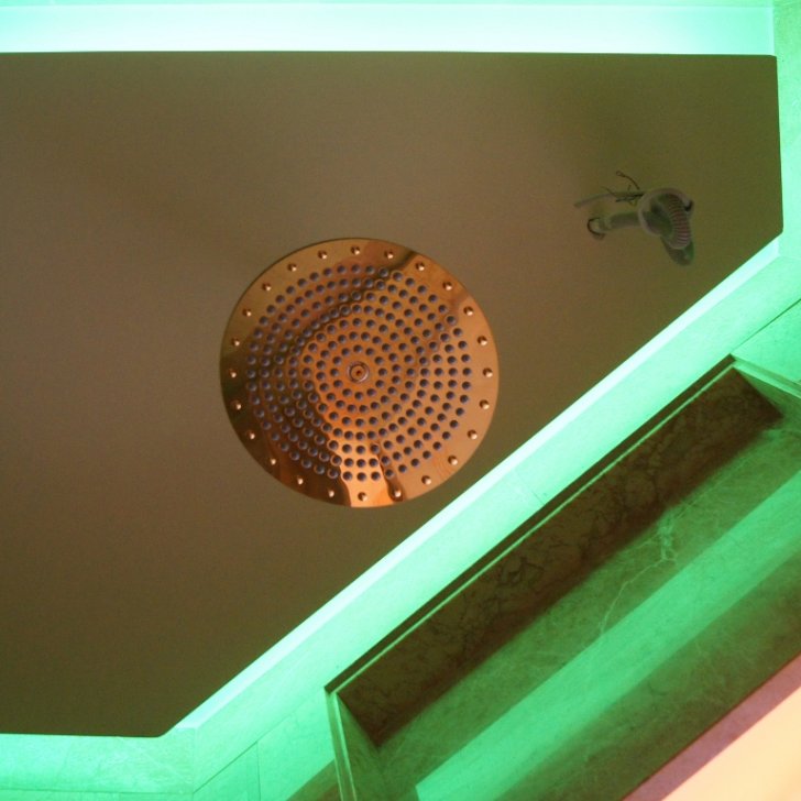 Душевая с многоцветной светодиодной подсветкой