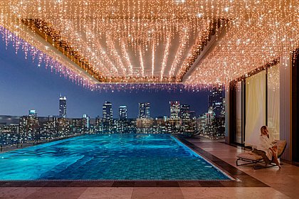 Яркая иллюминация бассейна на крыше