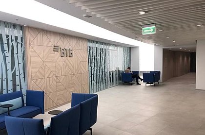 Освещение в одном из офисов ВТБ