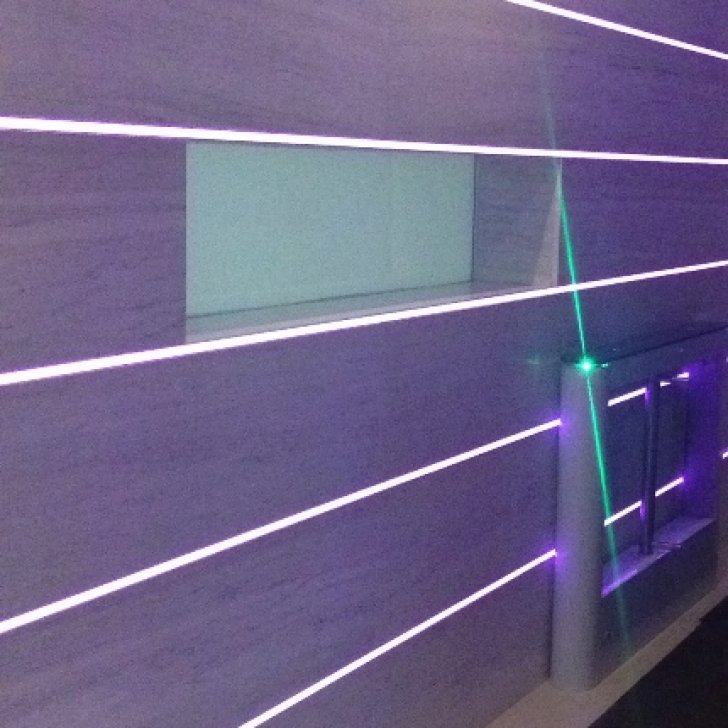 Многоцветная светодиодная подсветка стен