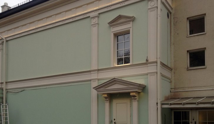 Герметичная светодиодная лента Arlight в архитектурной подсветке здания