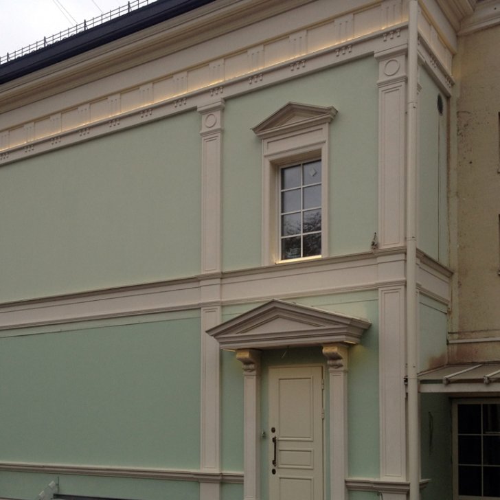 Герметичная светодиодная лента Arlight в архитектурной подсветке здания