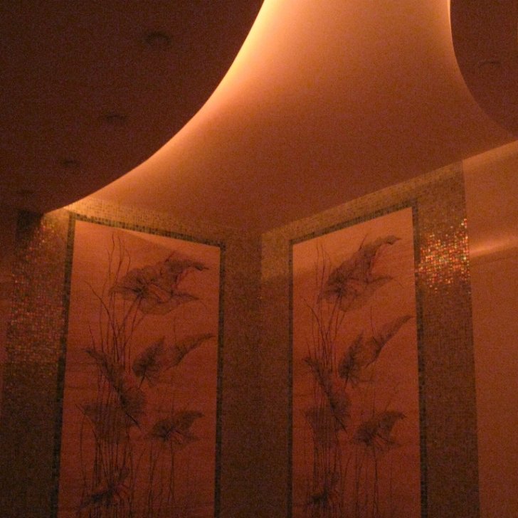 Многоцветная подсветка в санузле