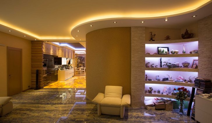 Многоцветное светодиодное освещение полок и потолка в гостиной и коридоре