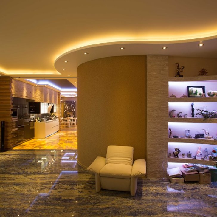 Многоцветное светодиодное освещение полок и потолка в гостиной и коридоре