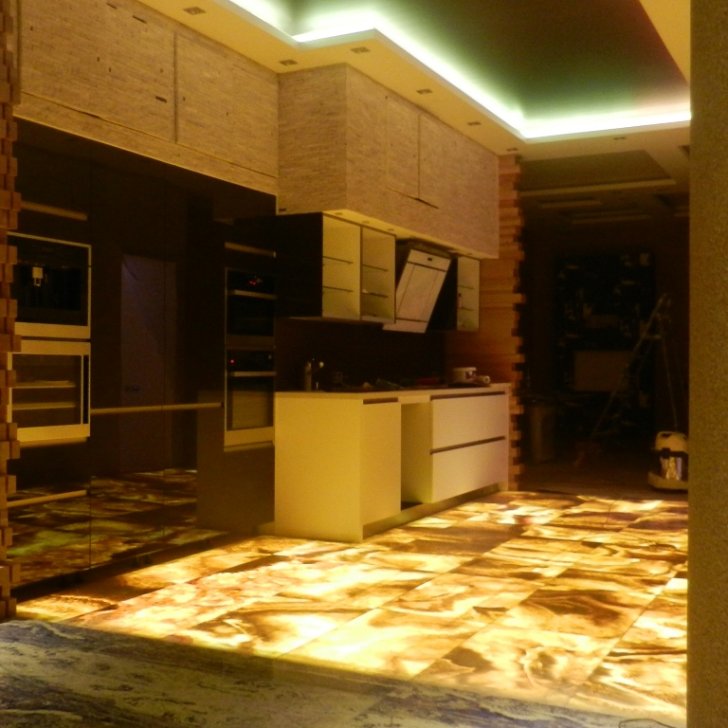 Светодиодная лента Arlight в подсветке пола из оникса и закарнизной подсветке. Светодиодные светильники Arlight.