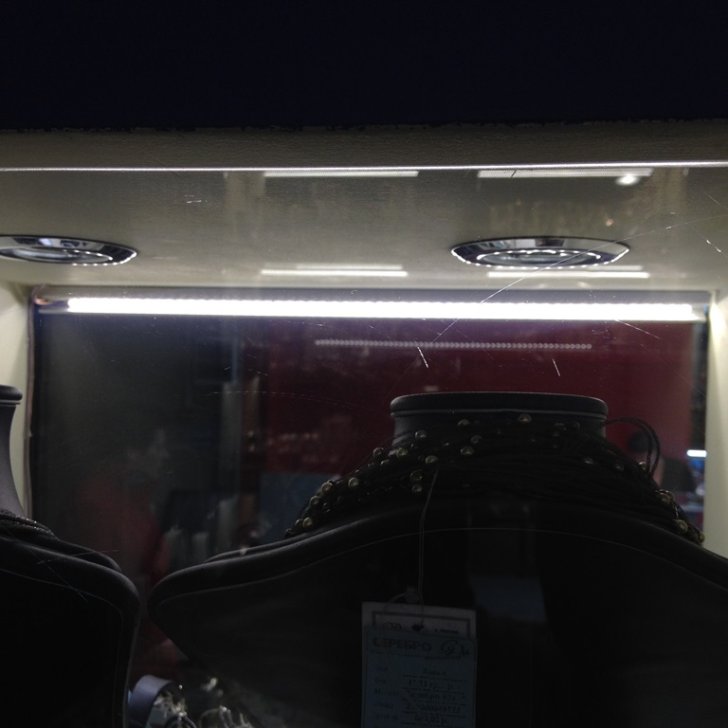 Алюминиевый профиль со светодиодной лентой Arlight в подсветке витрины