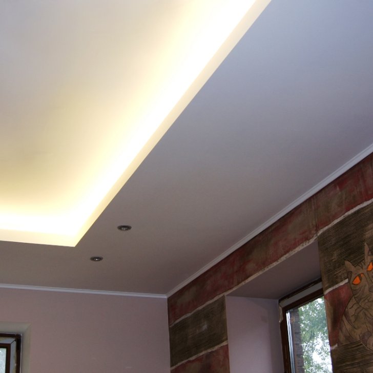 Светодиодной лента Arlight в подсветке многоуровневого потолка в гостевой