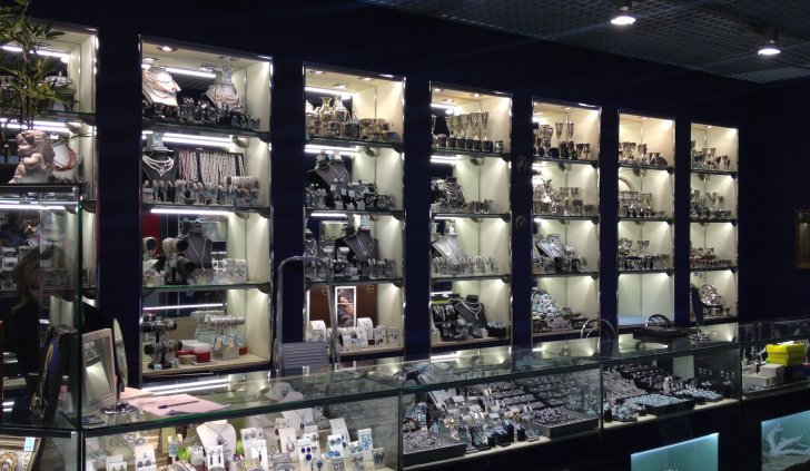 Подсветка витрин в магазине светодиодной лентой Arlight