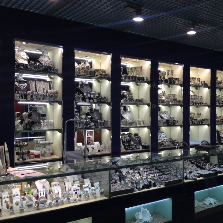 Подсветка витрин в магазине светодиодной лентой Arlight