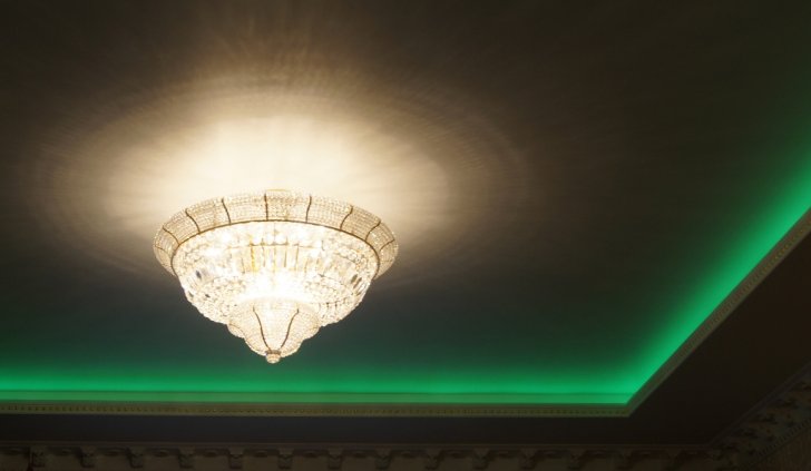 Классическая люстра в сочетании со светодиодной подсветкой