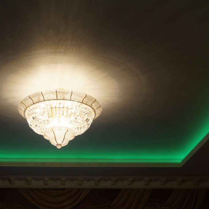 Классическая люстра в сочетании со светодиодной подсветкой