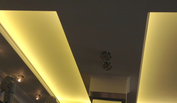 Цветная светодиодная подсветка в гостиной