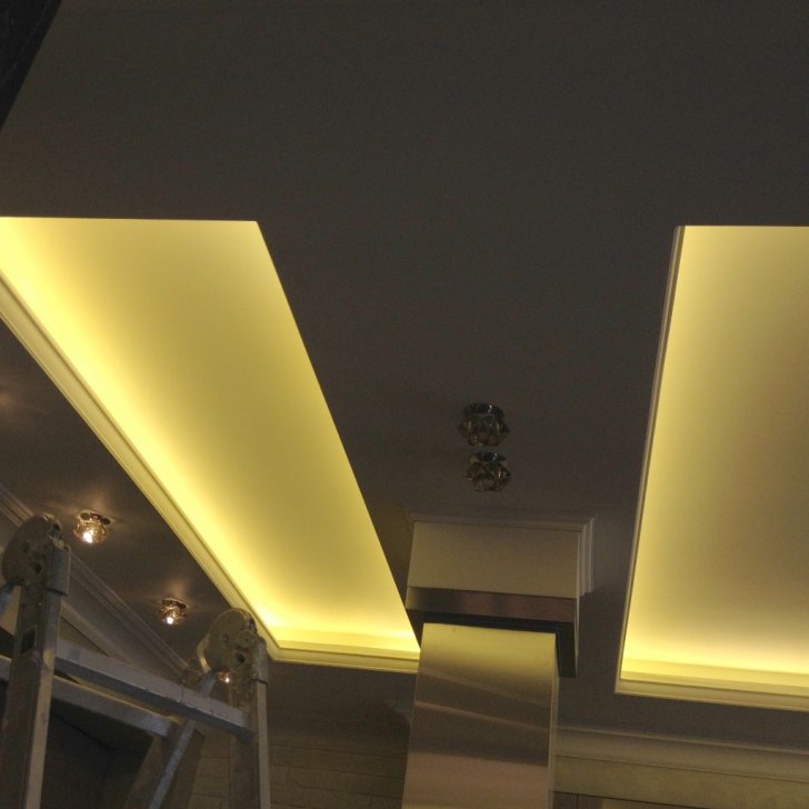 Цветная светодиодная подсветка в гостиной