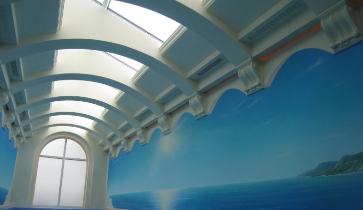 Бассейн со светодиодным освещением на потолке