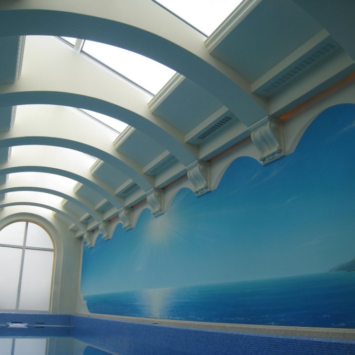 Бассейн со светодиодным освещением на потолке