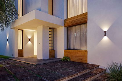 Фасадная подсветка гостевого дома