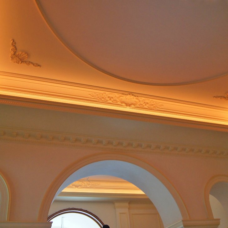 Зонирование помещения светодиодным освещением и декоративными колоннами