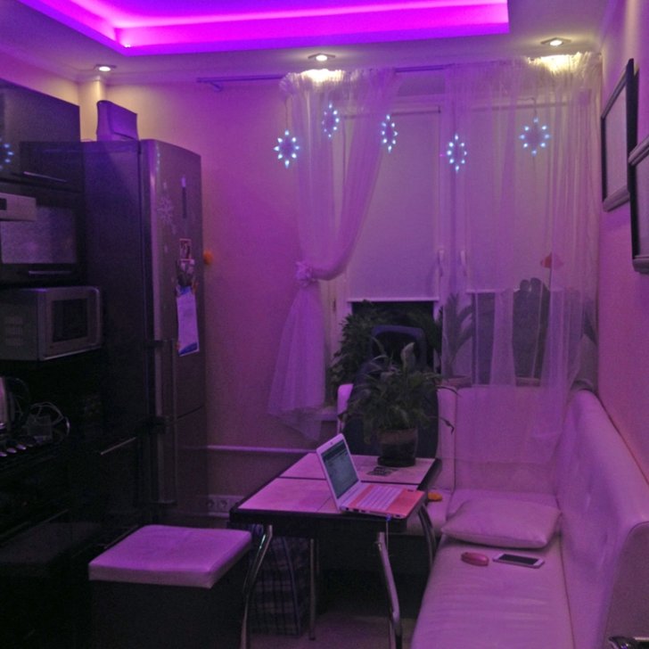 Освещение кухни светодиодной лентой RGB на потолке