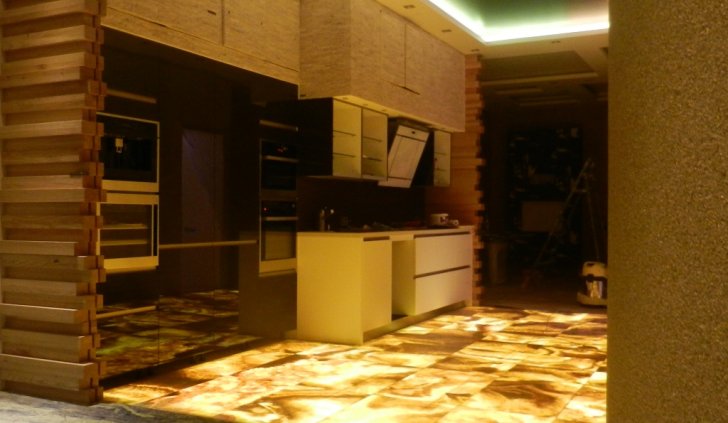 Кухня со светодиодной подсветкой пола из оникса