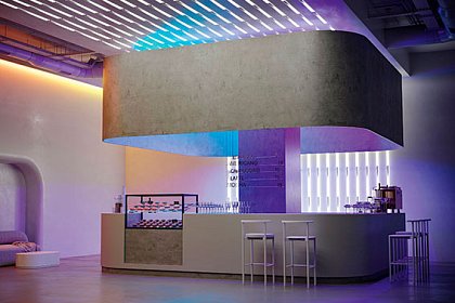 Динамическое мультицветное освещение кафе