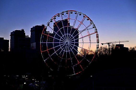 Динамическая подсветка колеса обозрения в парке