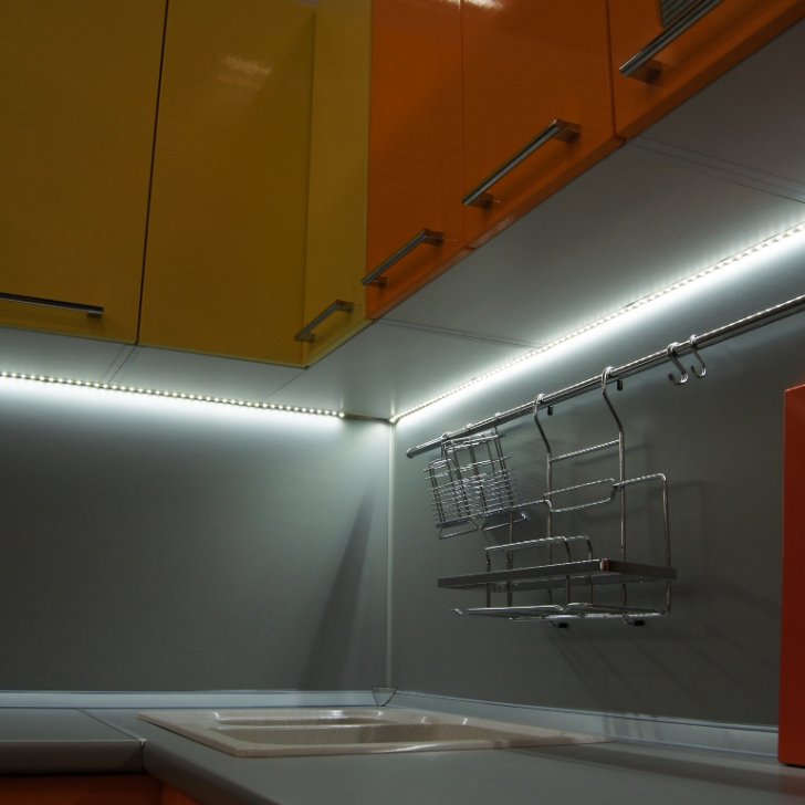 Светодиодная лента Arlight, приклеенная на нижнюю часть навесных шкафов кухни для подсветка рабочей поверхности