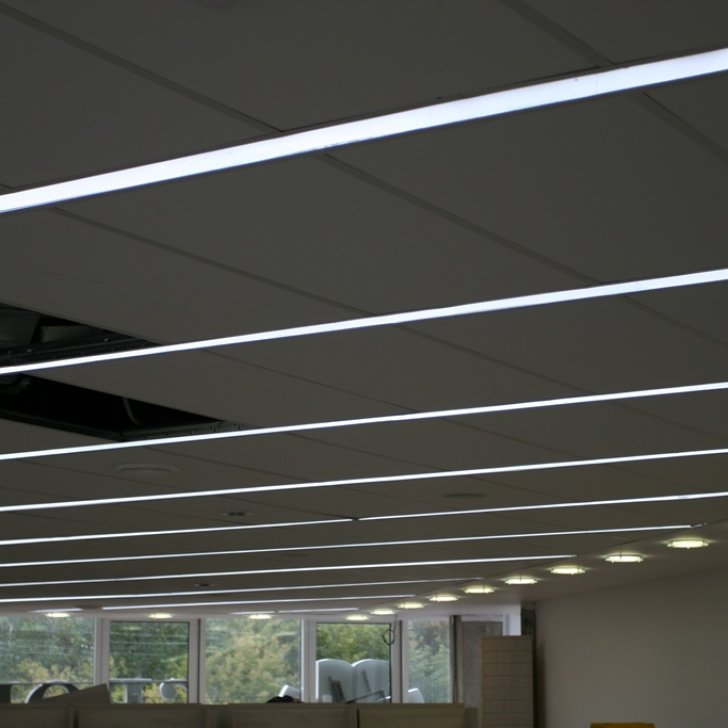 Линейные светодиодные светильники, встроенные в потолок Армстронг