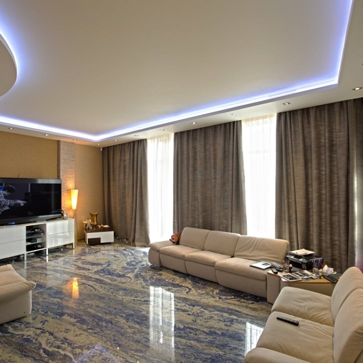 Закарнизная светодиодная подсветка в гостиной