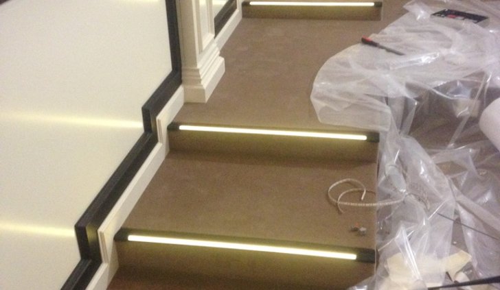 Ступени лестницы домашнего кинозала со светодиодной лентой Arlight