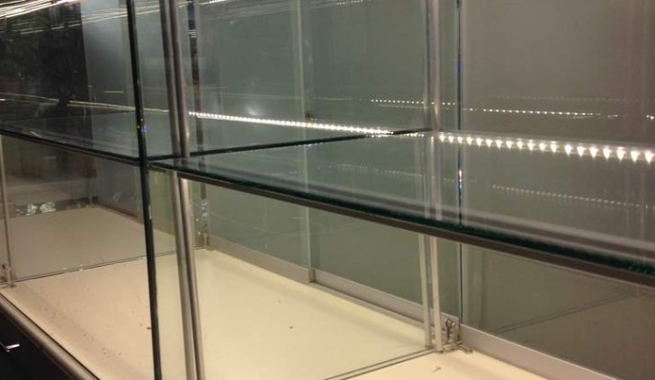 Стеклянная витрина со светодиодной подсветкой