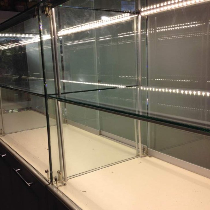 Стеклянная витрина со светодиодной подсветкой